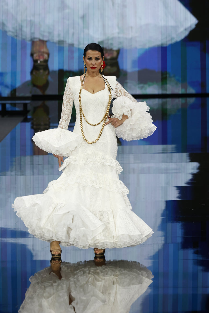Vestido de flamenca realizado en encaje en tono blanco roto, Sergy & Tapiju