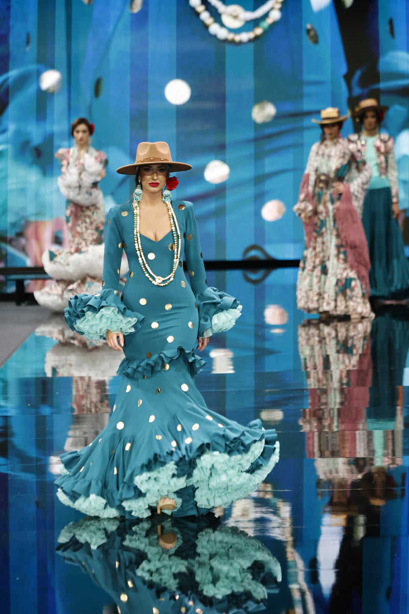 Vestido de flamenca verde con lunares dorados. Sergy & Tapiju.
Colección de 2026 presentada en Simof