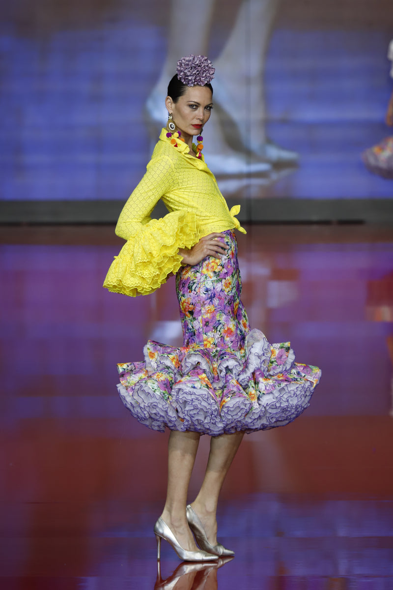 Falda de encaje estampado y blusa de batista bordada amarilla de la colección Juanita de la sección couture diseñada y confeccionada por Sergy & Tapiju en su taller en Córdoba 
