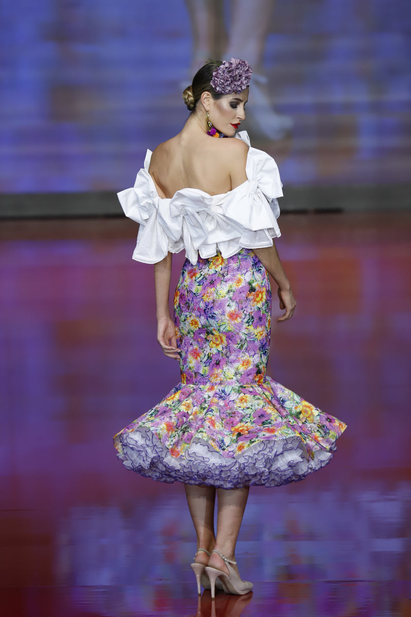 Falda flamenca de encaje estampado, con blusa de popelín de lazos, colección alta costura Sergy & Tapiju presentada en SIMOF