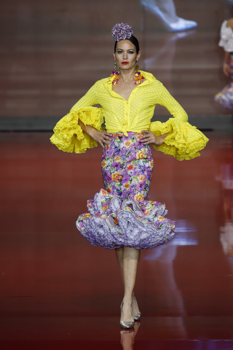 Fada de encaje estampado, con blusa de perforado de algodón amarillo de la colección Juanita sección couture diseñada y confeccionada por Sergy & Tapiju