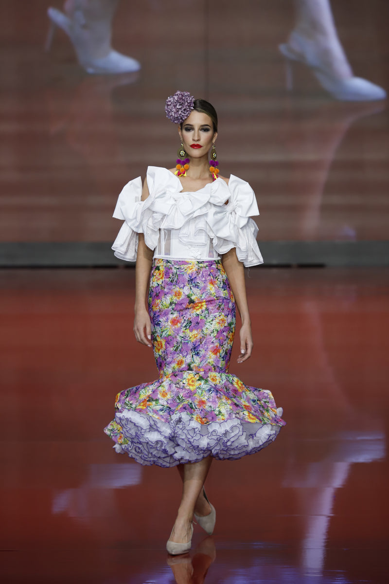 Falda flamenca de encaje estampado y blusa de popelín de la colección de alta costura de Sergy & Tapiju en Códoba 