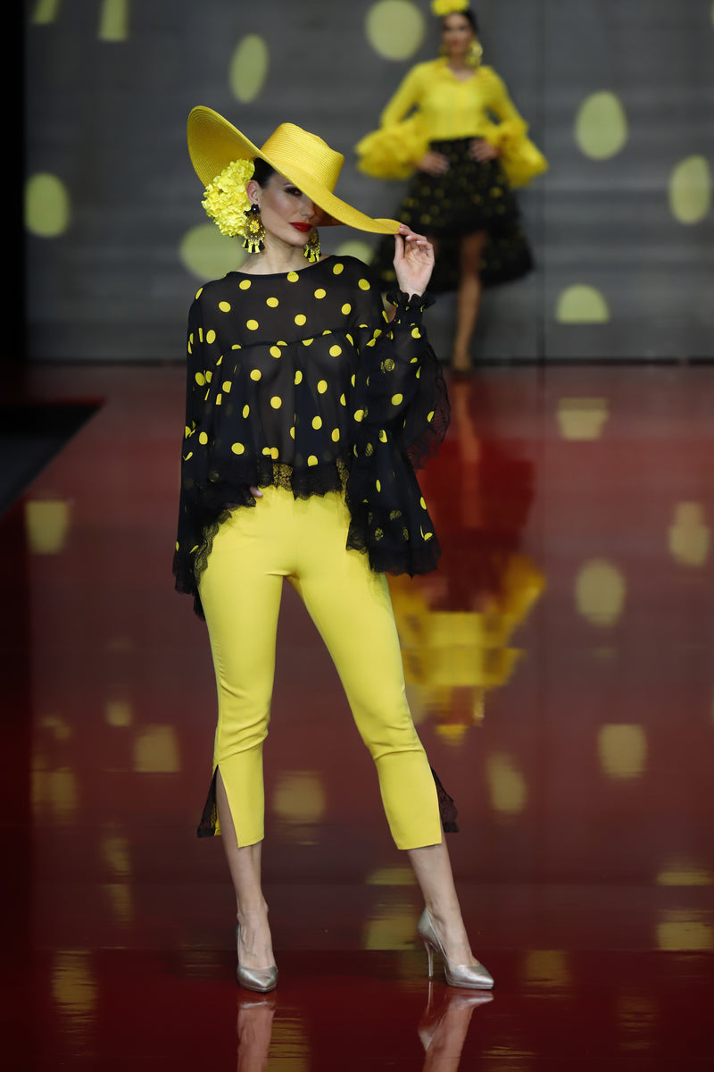Pantalón amarillo y blusa de lunar amarillo de la colección alta costura de Sergy & Tapiju en Córdoba.