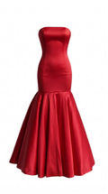 Vestido en Tafetán Rojo palabra de honor