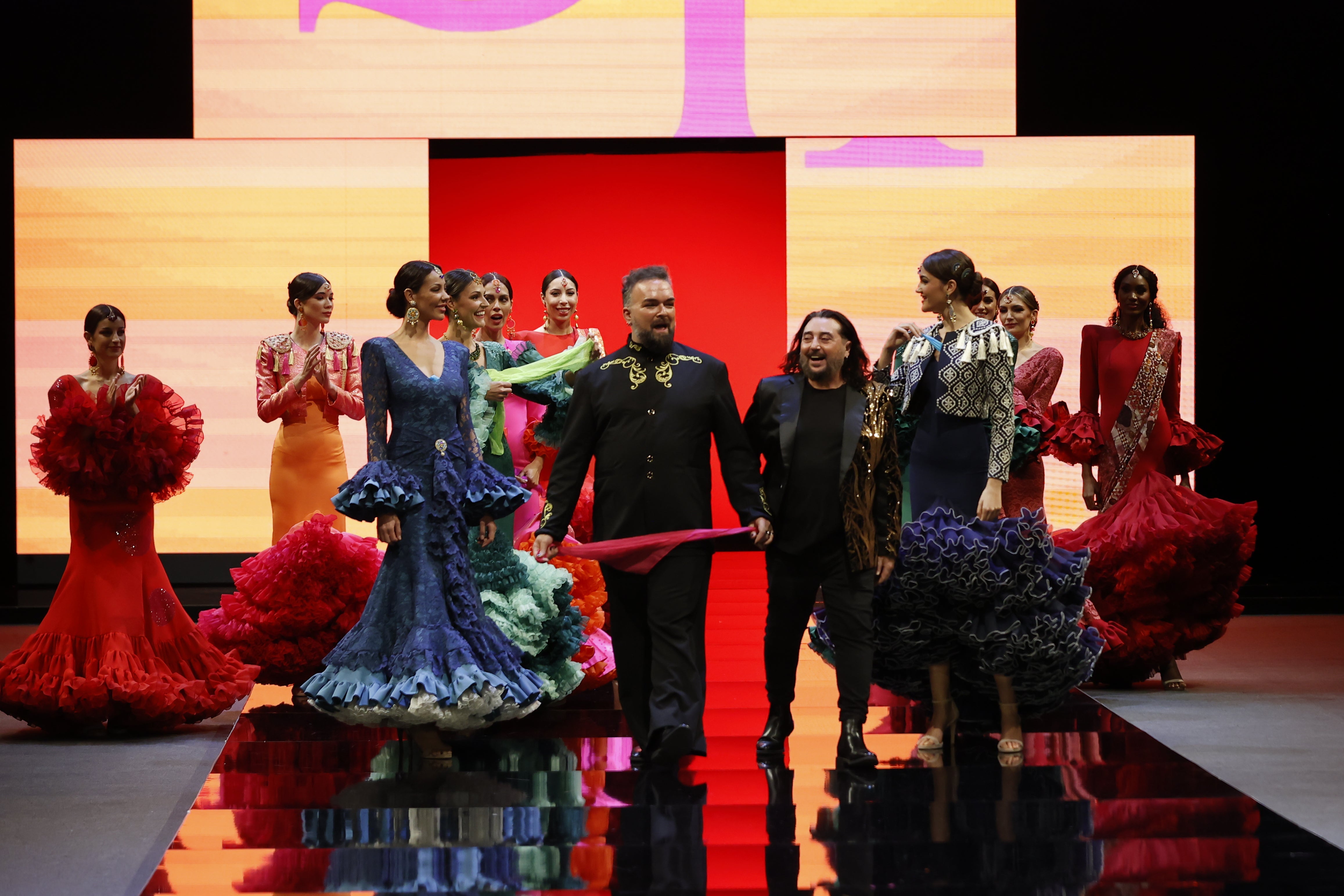 Momento final de la presentación de la colección Olé en SIMOF 2026 donde aparecen los diseñadores y directores artísticos Rafael Tapia y Sergio Osuna 