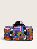 Bolso tipo macuto Sergy & Tapiju de lona con estampado geométrico colorido, ribetes de cuero y asas serigrafiadas.