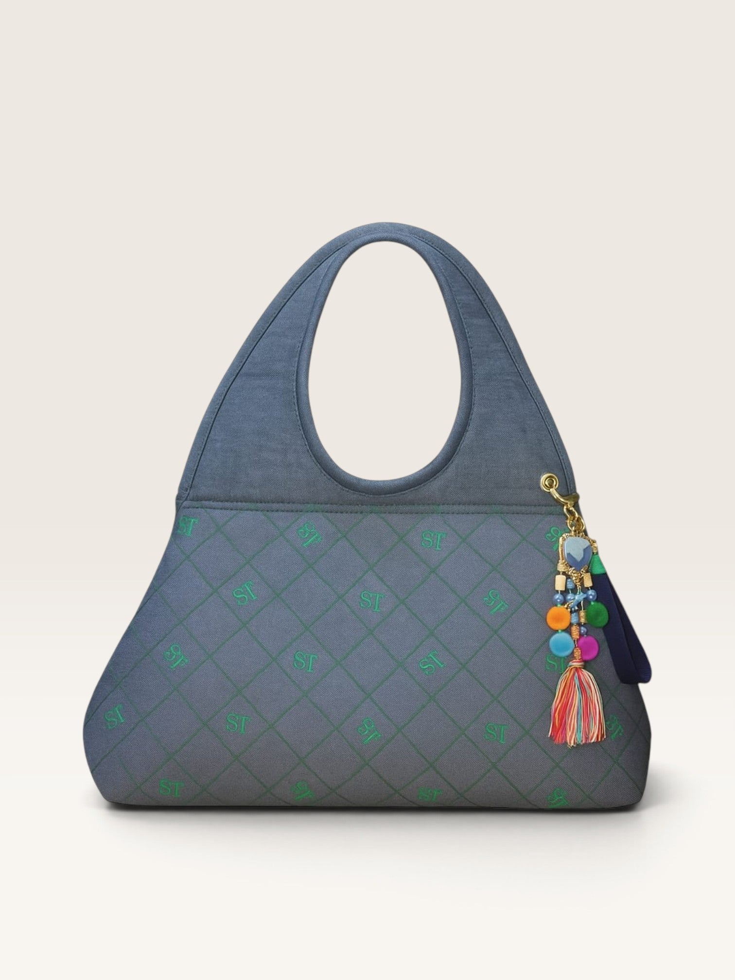 Bolso Sergy & Tapiju de tejido vaquero azul claro con pespuntes verdes, logos termosellados y charm decorativo