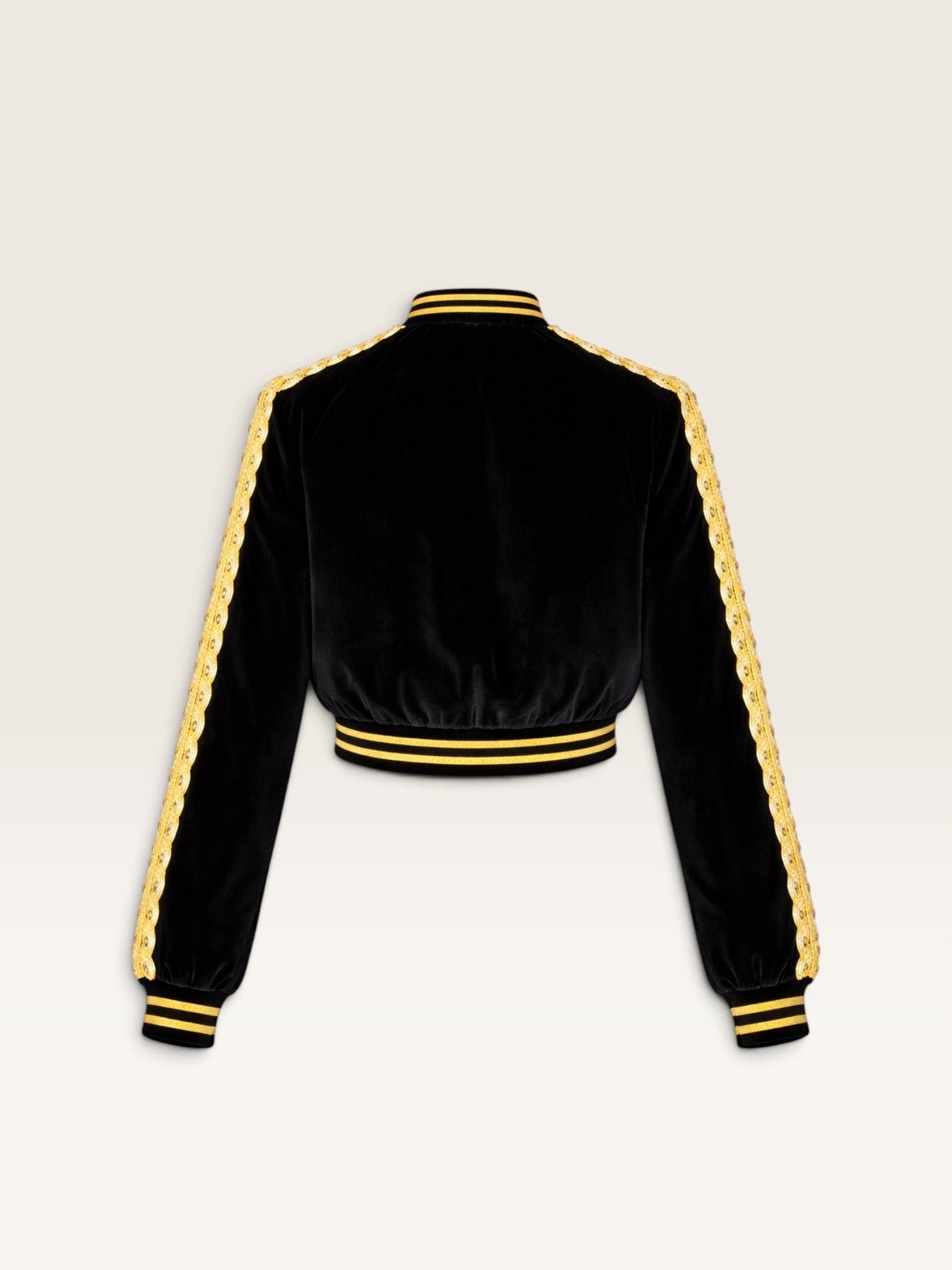 Chaqueta bomber Sergy & Tapiju de terciopelo negro con detalles dorados y perlas en las mangas, vista trasera.