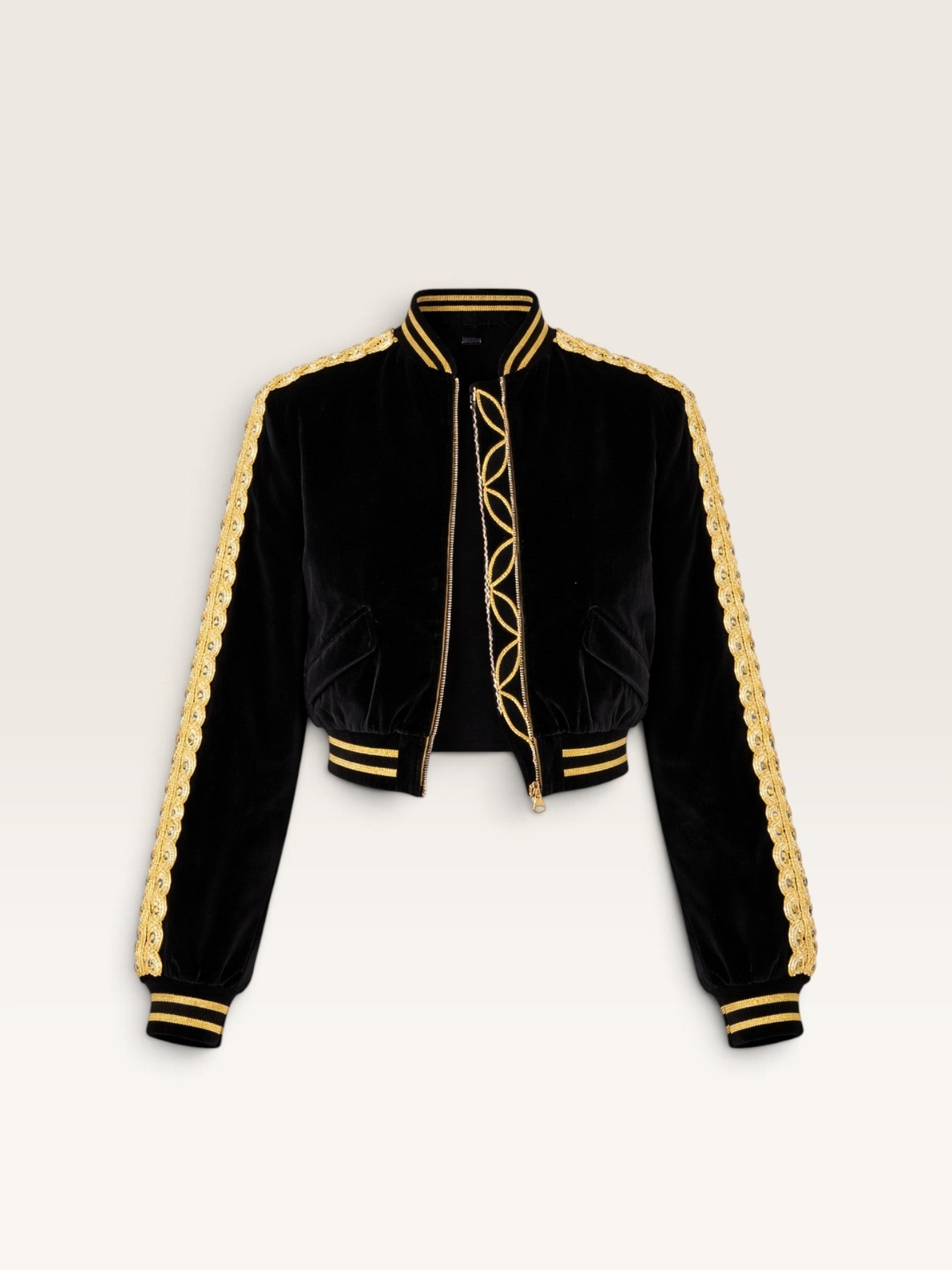 Chaqueta bomber Sergy & Tapiju de terciopelo negro con aplicaciones doradas, perlas y cierre de cremallera.
