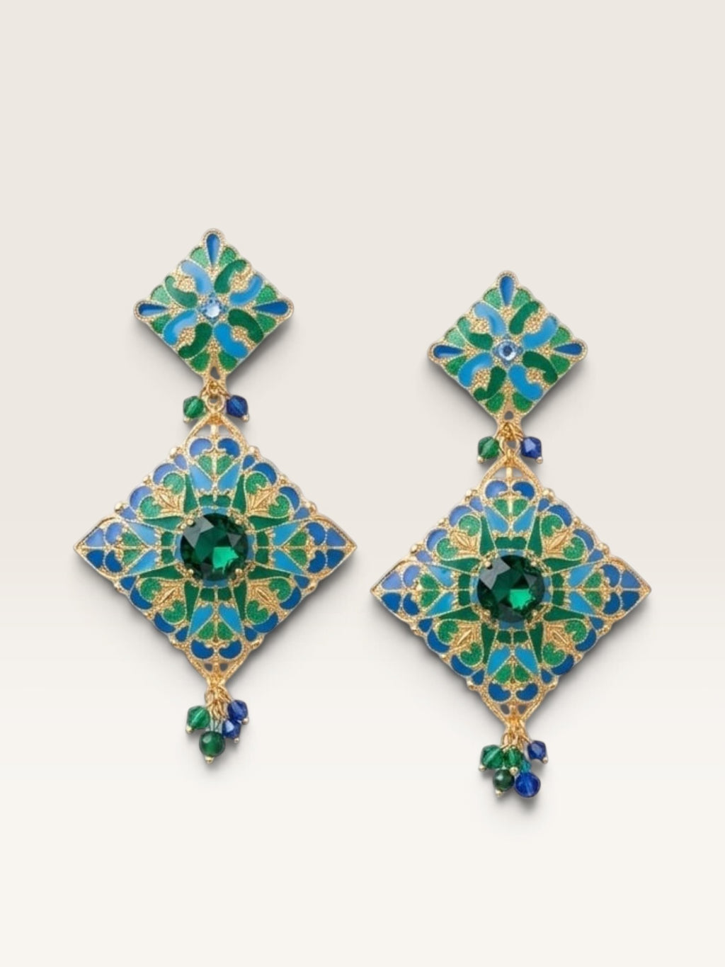Pendientes Sergy & Tapiju esmaltados a mano en tonos azul y verde con base de acero dorado y cuentas de cristal.