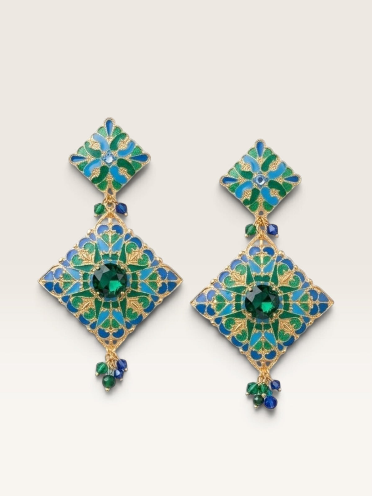 Pendientes Sergy & Tapiju esmaltados a mano en tonos azul y verde con base de acero dorado y cuentas de cristal.
