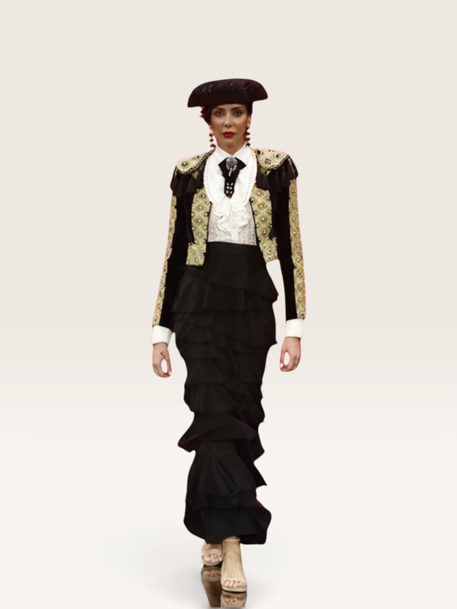 Modelo luciendo torera negra de terciopelo Sergy & Tapiju con bordados dorados y perlas, estilo taurino elegante.