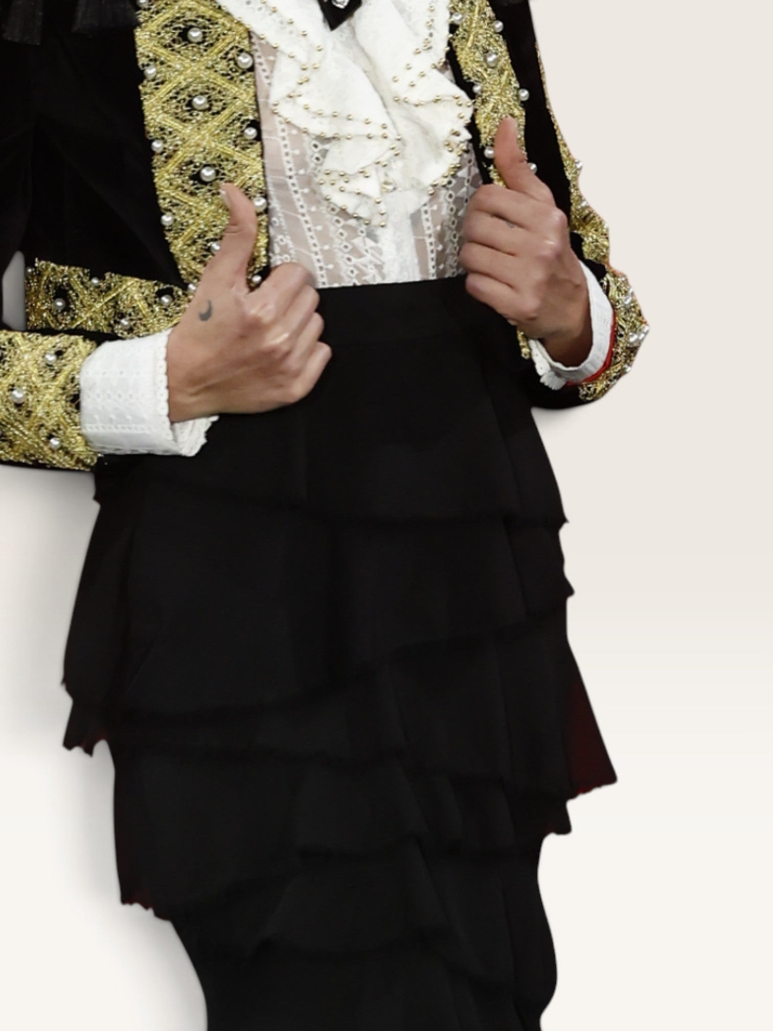 Torera negra de terciopelo Sergy & Tapiju con bordados en cordón dorado y perlas, estilo torero elegante.