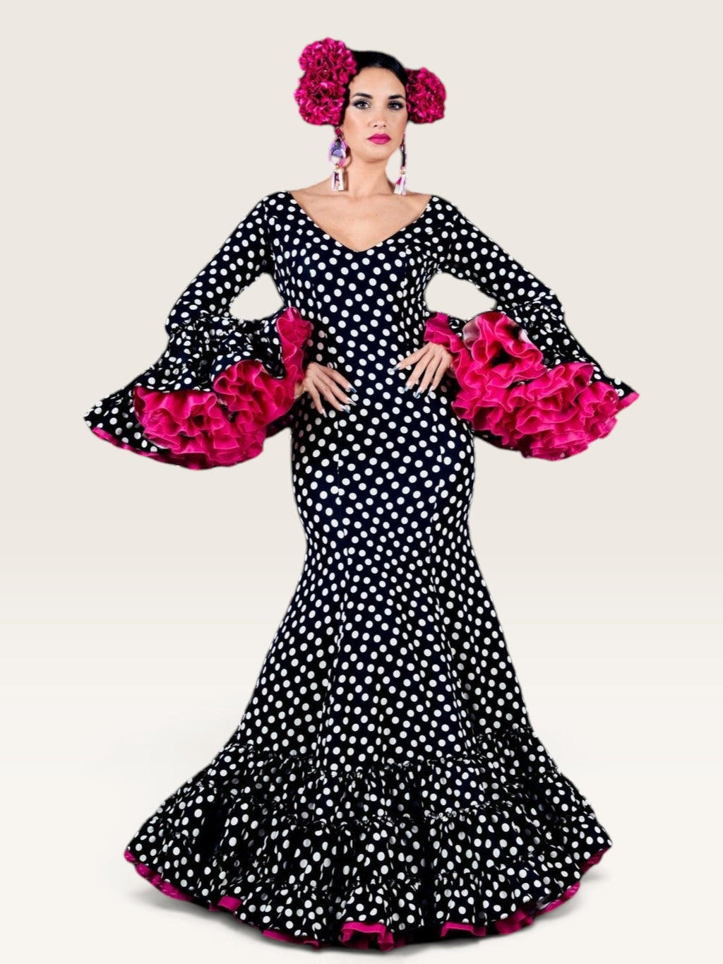 Modelo con traje canastero Sergy & Tapiju negro de lunares blancos con volantes fucsia en mangas y bajo