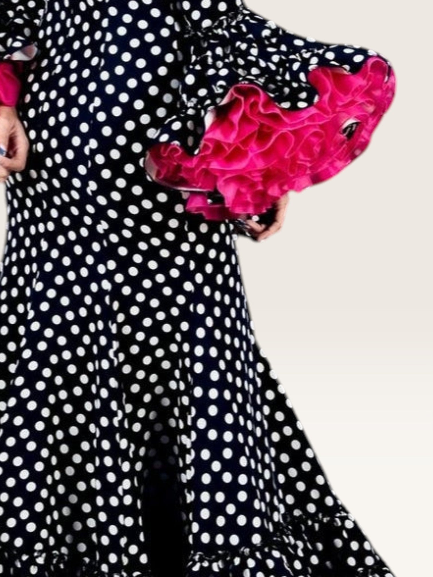 Traje canastero Sergy & Tapiju negro con lunares blancos y volantes interiores en color fucsia de poliéster y spandex
