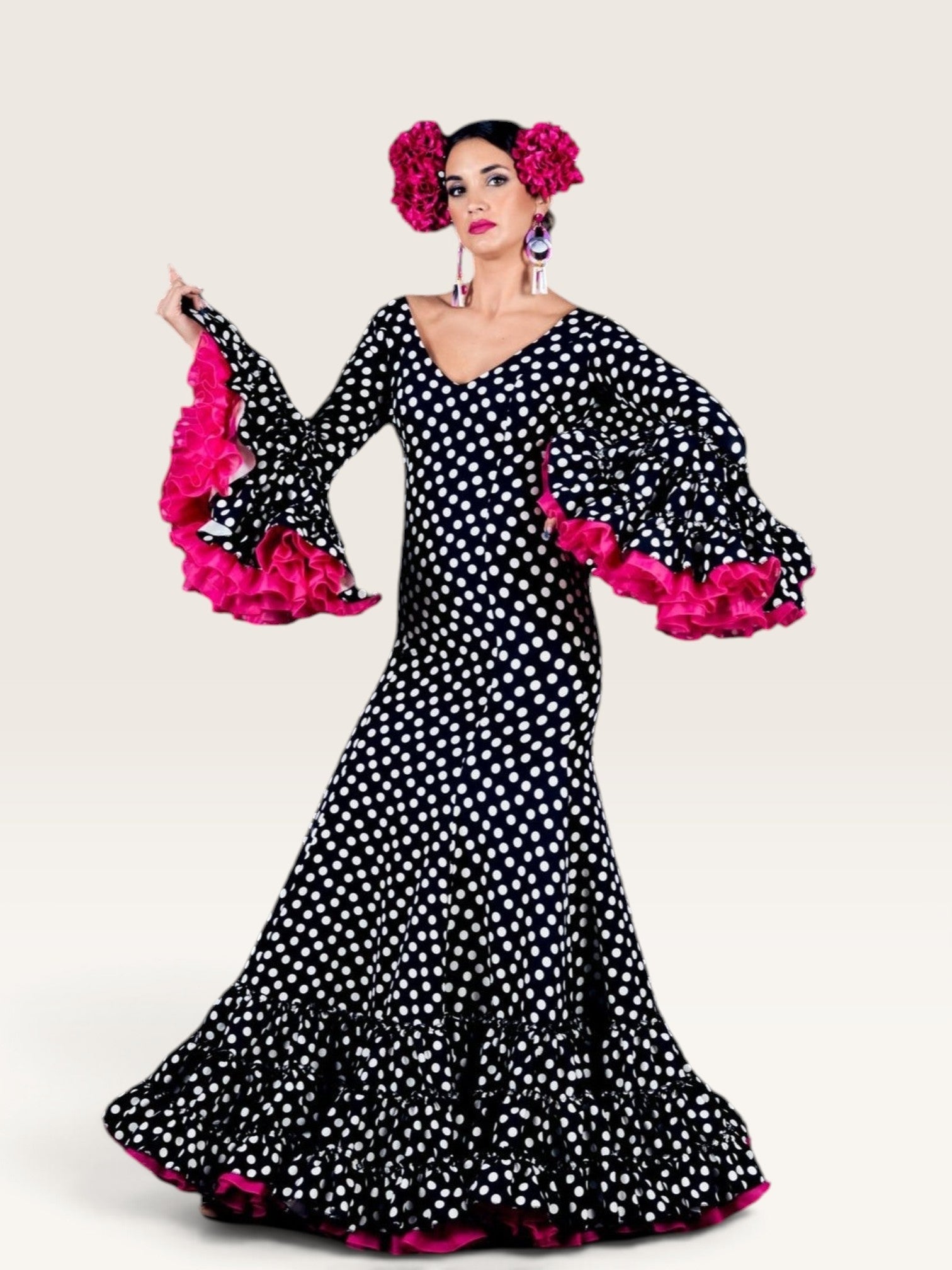 Modelo con traje canastero Sergy & Tapiju negro de lunares blancos con volantes fucsia y flores en el pelo