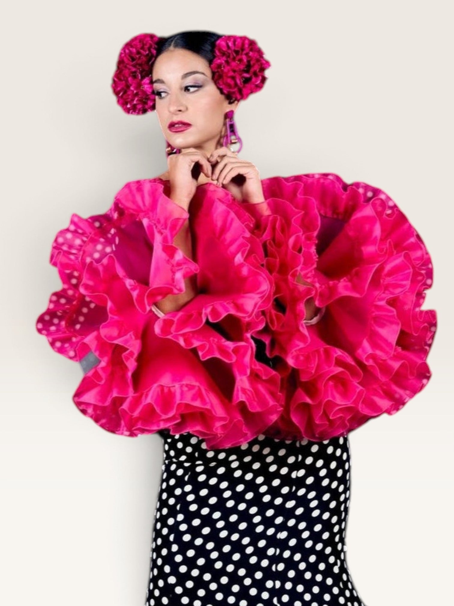 Traje de flamenca Sergy & Tapiju con escote de pico, estampado de lunares blanco y negro y volantes fucsia