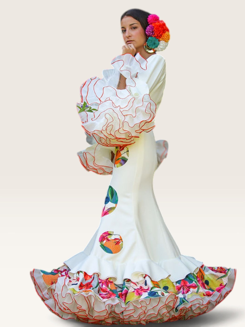 Modelo con vestido de flamenca Sergy & Tapiju blanco marfil, escote pico, lunares coloridos y volantes con borde rojo