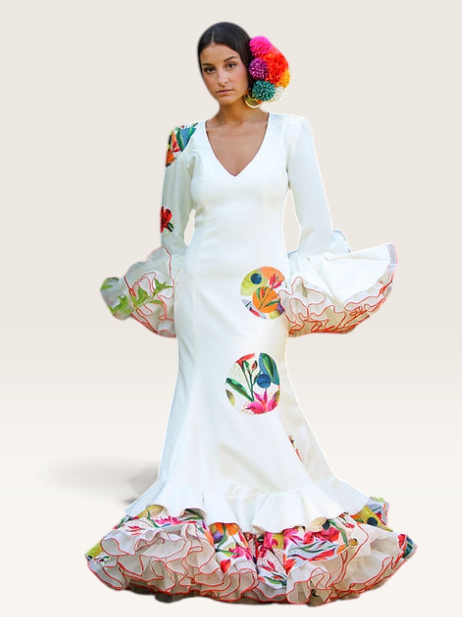 Modelo vistiendo vestido de flamenca Sergy & Tapiju blanco marfil con lunares estampados coloridos y escote de pico