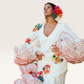 Vestido de flamenca Sergy & Tapiju blanco marfil con lunares estampados coloridos, escote en pico y volantes grandes.