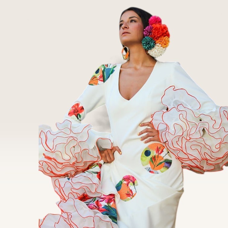Vestido de flamenca Sergy & Tapiju blanco marfil con lunares estampados coloridos, escote en pico y volantes grandes.