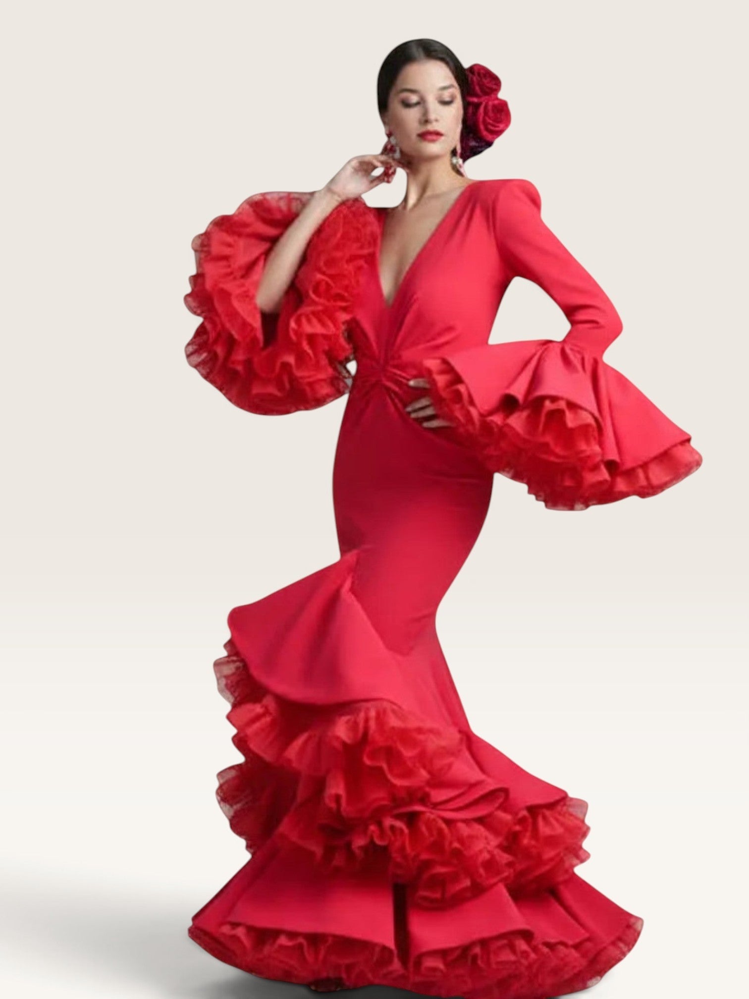 Modelo con vestido de flamenca rojo Sergy & Tapiju con escote en V, mangas con volantes y falda con volantes