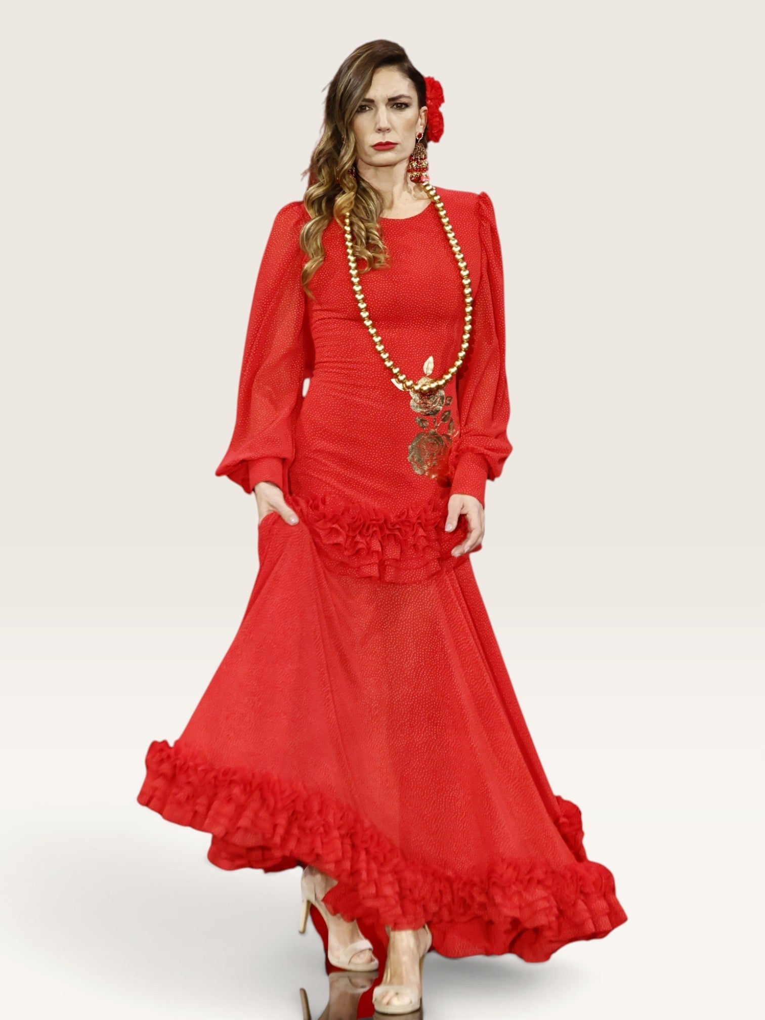 Modelo luciendo vestido Sergy & Tapiju de gasa roja con lunares blancos, falda con volantes y detalle en dorado