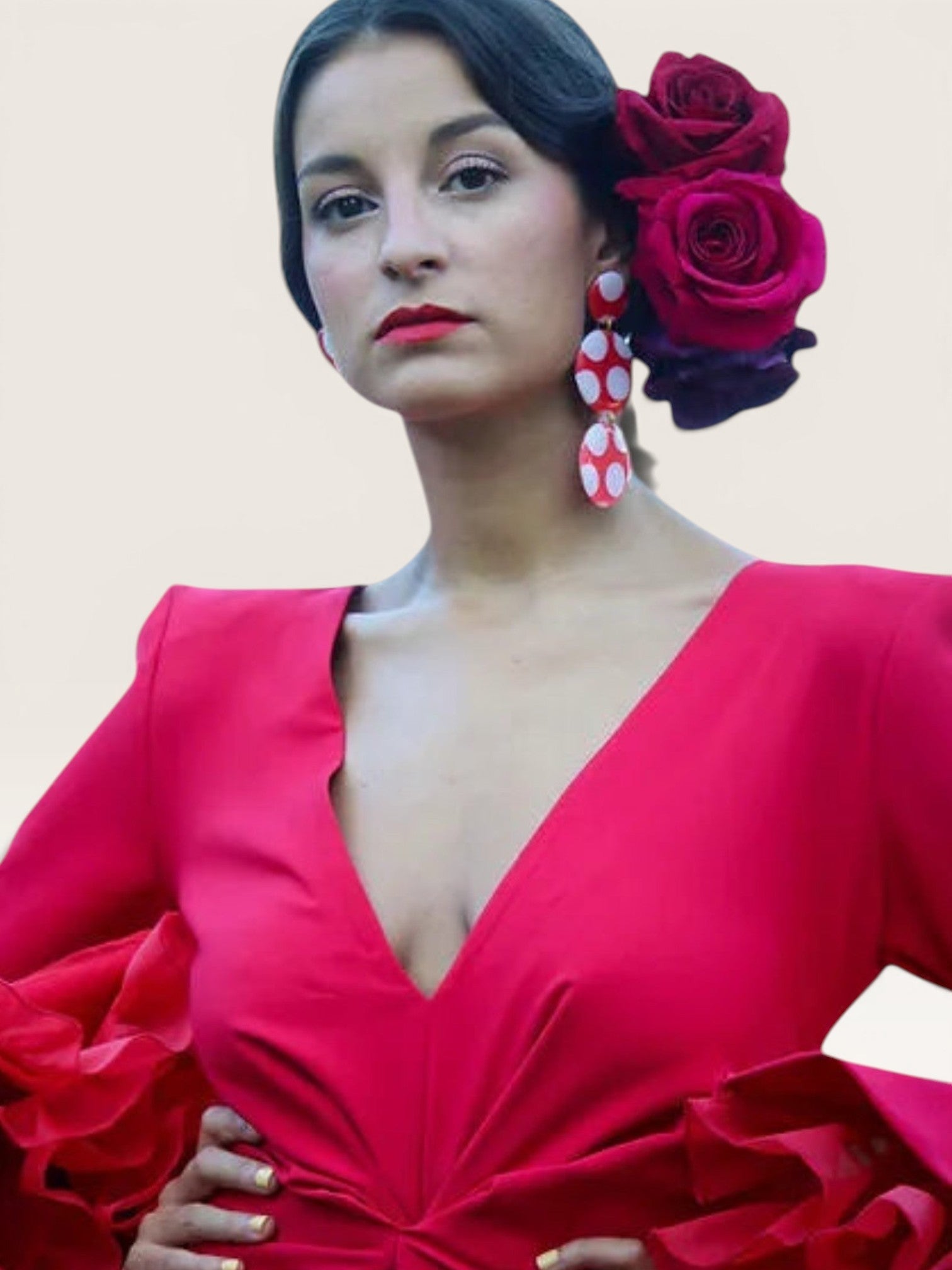 Mujer con vestido nudo rojo de Sergy & Tapiju, pendientes de lunares y flor en el pelo estilo flamenco
