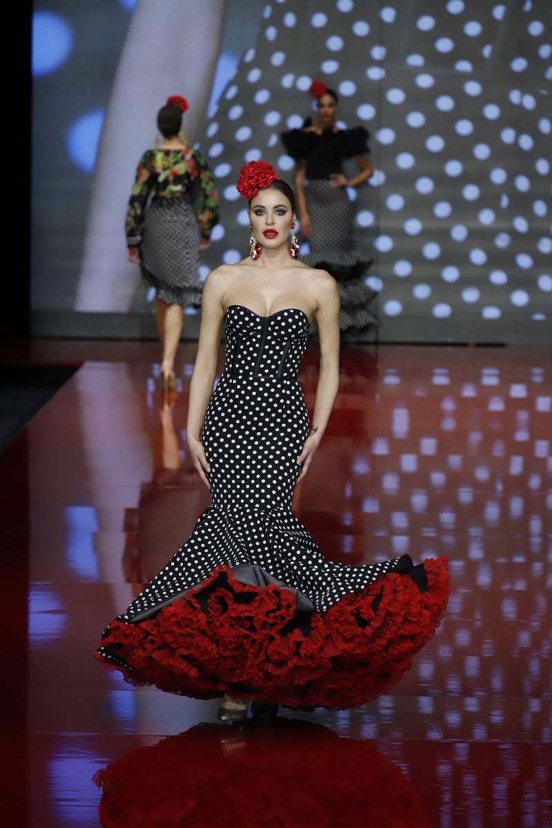 Vestido de flamenca con bustier en lunares de la colección de alta costura de Sergy & Tapiju 2026 