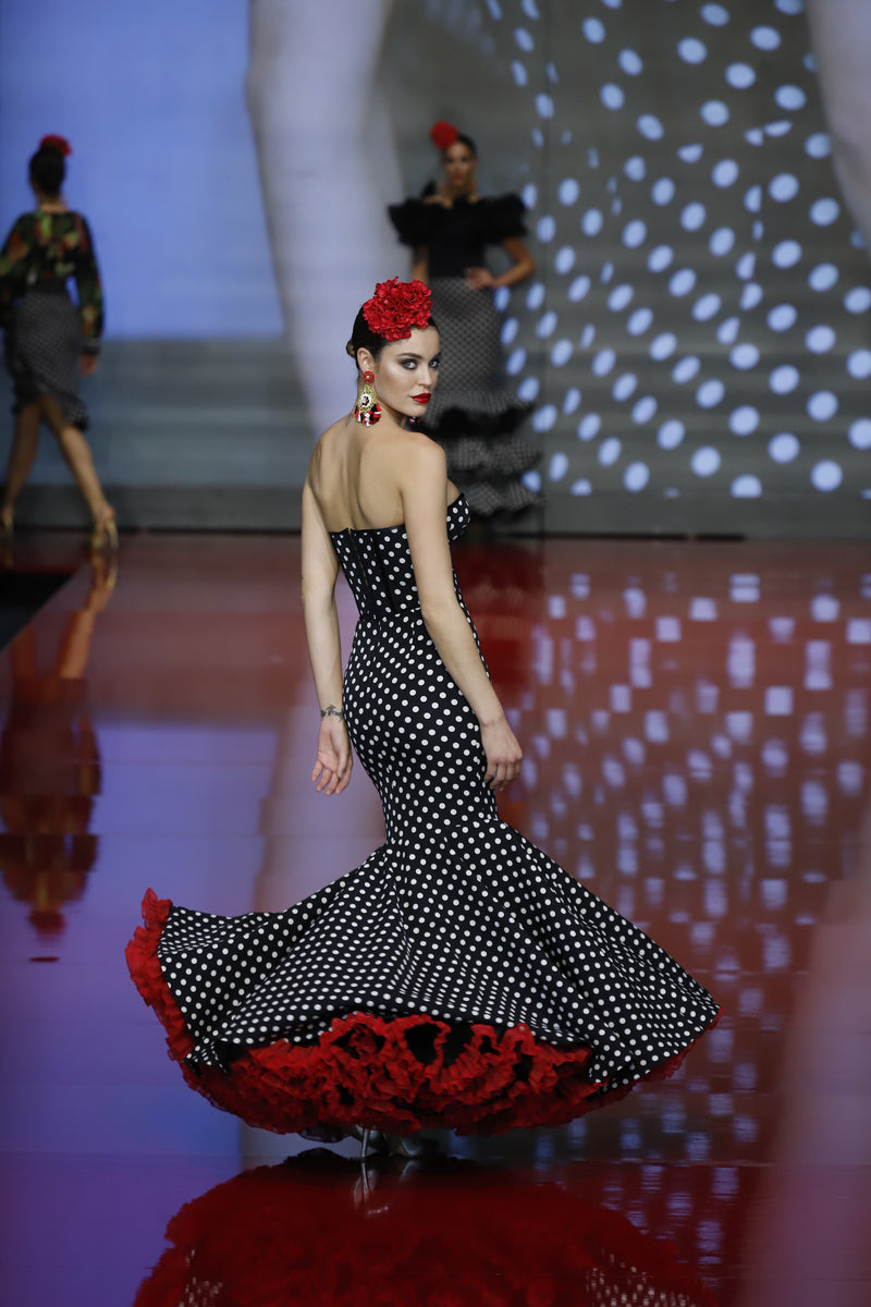 Traje de flamenca con bustier de la colección alta costura de Sergy & Tapiju en Córdoba